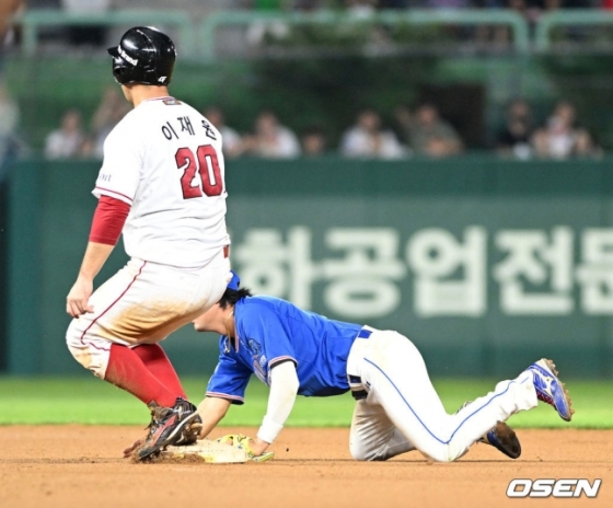 삼성 김상수(오른쪽)가 6일 인천 SSG전 6회말 무사 1루에서서 김지찬의 빗나간 송구를 잡아 슬라이딩으로 1루주자 이재원을 포스아웃 처리하고 있다.