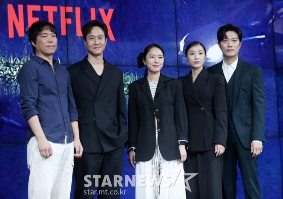 김진우 감독, 배우 정우, 윤진서, 박지연, 박휘순이 9일 오전 서울 종로구 JW메리어트 동대문 스퀘어 서울에서 열린 넷플릭스 시리즈 '모범가족' 제작발표회에 참석해 포즈를 취하고 있다. '모범가족'은 파산과 이혼 위기에 놓인 평범한 가장 동하(정우 분)가 우연히 죽은 자의 돈을 발견하고 범죄 조직과 처절하게 얽히며 벌어지는 범죄 스릴러다. 오는 12일 공개. 2022.08.09 /사진=김창현 기자 chmt@