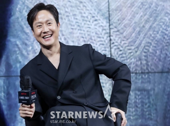 배우 정우가 9일 오전 서울 종로구 JW메리어트 동대문 스퀘어 서울에서 열린 넷플릭스 시리즈 '모범가족' 제작발표회에 참석해 미소를 짓고 있다. '모범가족'은 파산과 이혼 위기에 놓인 평범한 가장 동하(정우 분)가 우연히 죽은 자의 돈을 발견하고 범죄 조직과 처절하게 얽히며 벌어지는 범죄 스릴러다. 오는 12일 공개. 2022.08.09 /사진=김창현 기자 chmt@