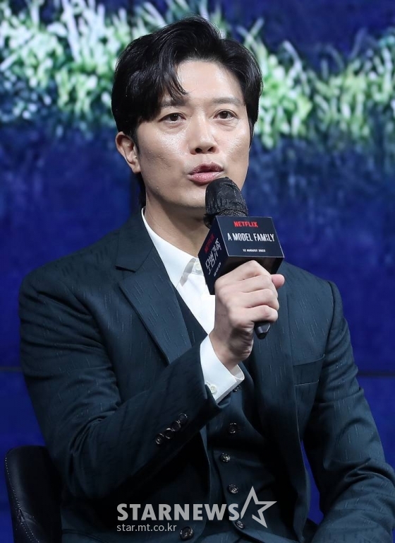 배우 박휘순이 9일 오전 서울 종로구 JW메리어트 동대문 스퀘어 서울에서 열린 넷플릭스 시리즈 '모범가족' 제작발표회에 참석해 인사말을 하고 있다. '모범가족'은 파산과 이혼 위기에 놓인 평범한 가장 동하(정우 분)가 우연히 죽은 자의 돈을 발견하고 범죄 조직과 처절하게 얽히며 벌어지는 범죄 스릴러다. 오는 12일 공개. 2022.08.09 /사진=김창현 기자 chmt@