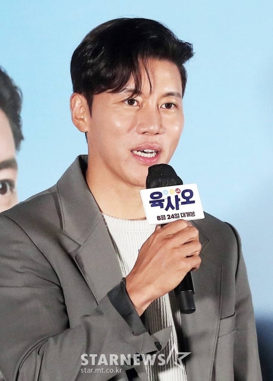 배우 음문석이 10일 오후 서울 용산구 아이파크몰 CGV에서 진행된 영화 &#039;육사오&#039; 언론시사회 및 기자간담회에 참석해 인사말을 하고 있다.   &#039;육사오&#039;는 바람을 타고 군사분계선을 넘어가버린 57억 1등 로또를 둘러싼 남북 군인들간의 코믹 접선극이다. 오는 24일 개봉. 2022.08.10 /사진=김창현 기자 chmt@