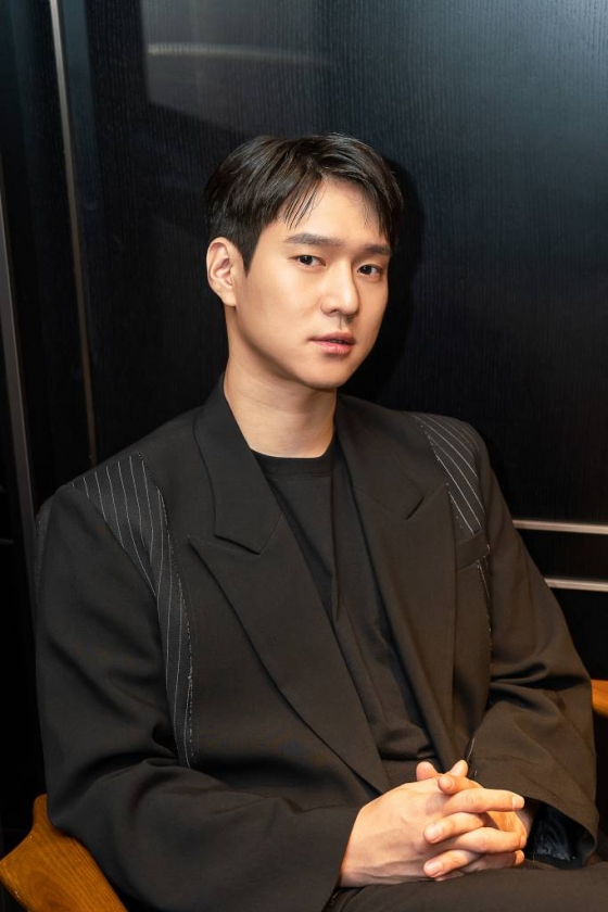 배우 고경표가 12일 오전 서울 종로구 삼청동의 한 카페에서 진행된 영화 &#039;육사오&#039; 개봉 관련 인터뷰에 앞서 포즈를 취하고 있다.  &#039;육사오&#039;는 바람을 타고 군사분계선을 넘어가버린 57억 1등 로또를 둘러싼 남북 군인들간의 코믹 접선극. 세계 최초 &#039;로또&#039; 비정상 회담이라는 신선하고 기발한 상상력과 개성 넘치는 캐릭터들 간의 완벽 케미스트리는 여태껏 본 적 없는 새로운 코미디를 선사한다. 오는 24일 개봉. / 사진제공 = 싸이더스 /사진=김창현 기자 chmt@