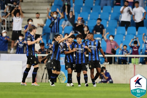 인천유나이티드 선수들이 13일 전북현대전 득점 이후 기뻐하고 있다. /사진=한국프로축구연맹