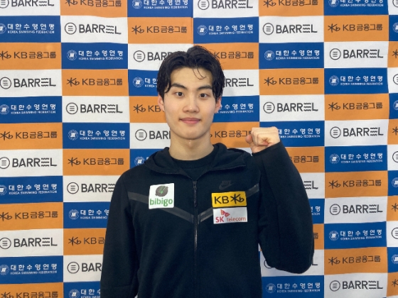 대통령배 전국수영대회 남자 일반부 접영 100m 1위에 오른 뒤 사진을 촬영한 황선우. /사진=올댓스포츠