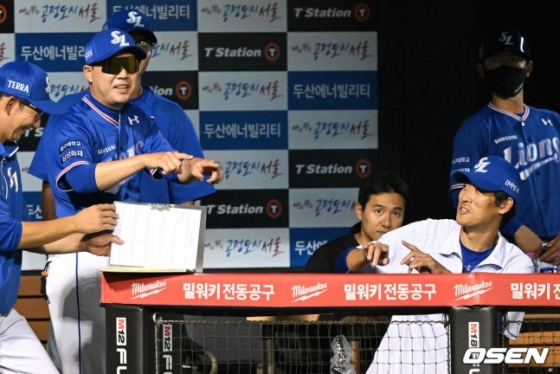 박진만(왼쪽) 삼성 라이온즈 감독대행과 정현욱(오른쪽) 코치.