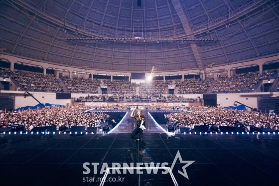 가수 강다니엘이 첫 솔로 콘서트를 개최했다. 강다니엘은 13일, 14일 양일간 서울 장충체육관에서 '2022 강다니엘 콘서트 퍼스트 퍼레이드 인 서울'을 개최하고 팬들과 만났다. 강다니엘 14일 콘서트에 앞서 소감에 대해 "앨범 갯수나 활동 기간에 비해 공연을 많이 하지 못해는데 마침내 콘서트를 하게 됐다. 드디어 무언가를 보여줄 수 있다는 생각이 들었다"라고 밝혔다. 강다니엘은 "한국, 서울에서 먼저 콘서트를 시작하고 이어 썸머소닉과 월드투어와 여러가지를 같이 시작하게 돼 기분이 남다르다"라며 "마침내 콘서트를 하게 돼 팬들과 호흡 맞추는 시간이 생겼다. 저의 공연을 보러 와주시고 저의 음악을 들어주시는 모든 분들께, 특별한 경험 소중한 경험이 되도록 노력하겠다. 잘 즐겨주시길 바란다"라고 전했다. / 사진제공 = 커넥트 엔터테인먼트 /사진=김창현 기자 chmt@