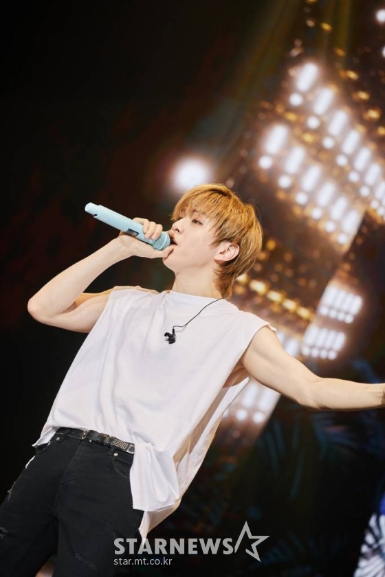 가수 강다니엘이 첫 솔로 콘서트를 개최했다. 강다니엘은 13일, 14일 양일간 서울 장충체육관에서 '2022 강다니엘 콘서트 퍼스트 퍼레이드 인 서울'을 개최하고 팬들과 만났다. 강다니엘 14일 콘서트에 앞서 소감에 대해 "앨범 갯수나 활동 기간에 비해 공연을 많이 하지 못해는데 마침내 콘서트를 하게 됐다. 드디어 무언가를 보여줄 수 있다는 생각이 들었다"라고 밝혔다. 강다니엘은 "한국, 서울에서 먼저 콘서트를 시작하고 이어 썸머소닉과 월드투어와 여러가지를 같이 시작하게 돼 기분이 남다르다"라며 "마침내 콘서트를 하게 돼 팬들과 호흡 맞추는 시간이 생겼다. 저의 공연을 보러 와주시고 저의 음악을 들어주시는 모든 분들께, 특별한 경험 소중한 경험이 되도록 노력하겠다. 잘 즐겨주시길 바란다"라고 전했다. / 사진제공 = 커넥트 엔터테인먼트 /사진=김창현 기자 chmt@