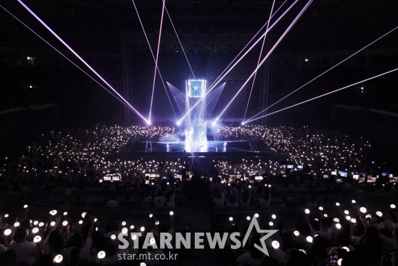 가수 강다니엘이 첫 솔로 콘서트를 개최했다. 강다니엘은 13일, 14일 양일간 서울 장충체육관에서 '2022 강다니엘 콘서트 퍼스트 퍼레이드 인 서울'을 개최하고 팬들과 만났다. 강다니엘 14일 콘서트에 앞서 소감에 대해 "앨범 갯수나 활동 기간에 비해 공연을 많이 하지 못해는데 마침내 콘서트를 하게 됐다. 드디어 무언가를 보여줄 수 있다는 생각이 들었다"라고 밝혔다. 강다니엘은 "한국, 서울에서 먼저 콘서트를 시작하고 이어 썸머소닉과 월드투어와 여러가지를 같이 시작하게 돼 기분이 남다르다"라며 "마침내 콘서트를 하게 돼 팬들과 호흡 맞추는 시간이 생겼다. 저의 공연을 보러 와주시고 저의 음악을 들어주시는 모든 분들께, 특별한 경험 소중한 경험이 되도록 노력하겠다. 잘 즐겨주시길 바란다"라고 전했다. / 사진제공 = 커넥트 엔터테인먼트 /사진=김창현 기자 chmt@