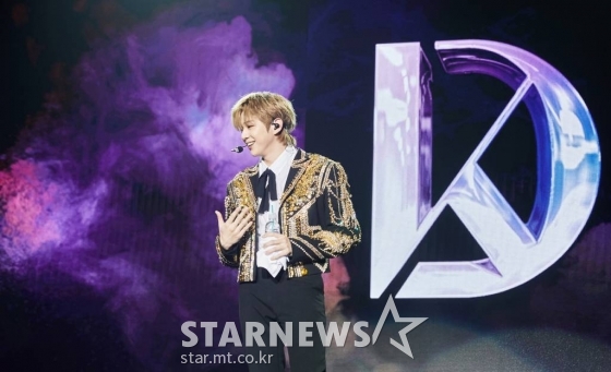 가수 강다니엘이 첫 솔로 콘서트를 개최했다. 강다니엘은 13일, 14일 양일간 서울 장충체육관에서 '2022 강다니엘 콘서트 퍼스트 퍼레이드 인 서울'을 개최하고 팬들과 만났다. 강다니엘 14일 콘서트에 앞서 소감에 대해 "앨범 갯수나 활동 기간에 비해 공연을 많이 하지 못해는데 마침내 콘서트를 하게 됐다. 드디어 무언가를 보여줄 수 있다는 생각이 들었다"라고 밝혔다. 강다니엘은 "한국, 서울에서 먼저 콘서트를 시작하고 이어 썸머소닉과 월드투어와 여러가지를 같이 시작하게 돼 기분이 남다르다"라며 "마침내 콘서트를 하게 돼 팬들과 호흡 맞추는 시간이 생겼다. 저의 공연을 보러 와주시고 저의 음악을 들어주시는 모든 분들께, 특별한 경험 소중한 경험이 되도록 노력하겠다. 잘 즐겨주시길 바란다"라고 전했다. / 사진제공 = 커넥트 엔터테인먼트 /사진=김창현 기자 chmt@