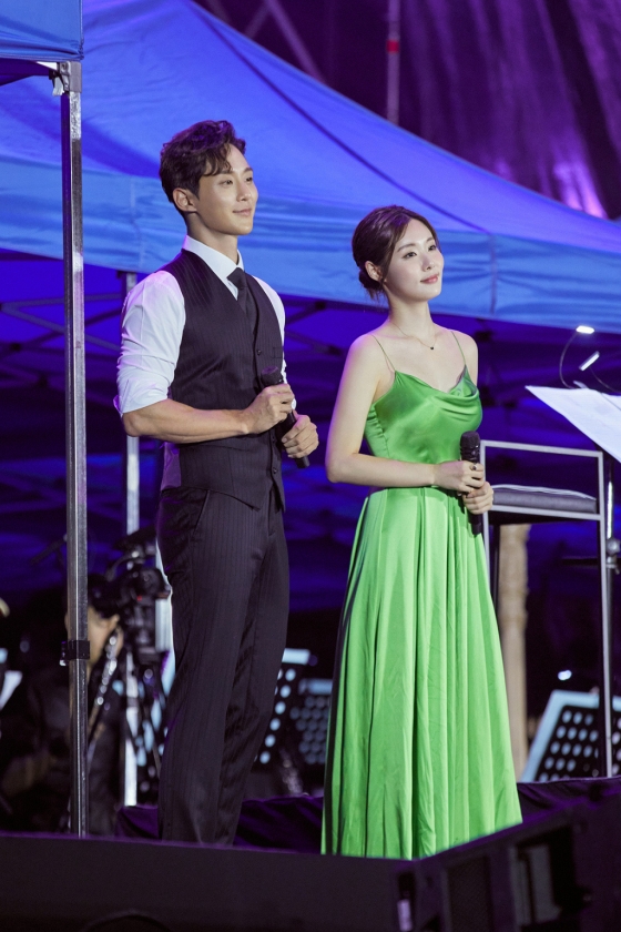 이충주X민경아, 제천의 밤 빛냈다..'라라랜드' 콘서트서 환상 컬래버 - 스타뉴스 이충주X민경아, 제천의 밤 빛냈다..'라라랜드' 콘서트서 환상 컬래버 - 스타뉴스
