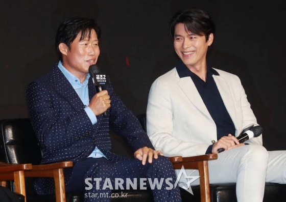 배우 유해진, 현빈이 16일 오전 서울 콘래드호텔에서 진행된 영화 &#039;공조2: 인터내셔날&#039;(감독 이석훈) 제작발표회에 참석해 질문에 답하고 있다.  글로벌 범죄 조직을 잡기 위해 다시 만난 북한 형사 림철령(현빈)과 남한 형사 강진태(유해진), 해외파 FBI 잭(다니엘 헤니)이 각자의 목적으로 뭉친 형사들의 예측불허 삼각 공조 수사를 그린 영화 &#039;공조2: 인터내셔날&#039;은 9월 7일 개봉한다. /2022.08.16 /사진=이동훈 기자 photoguy@
