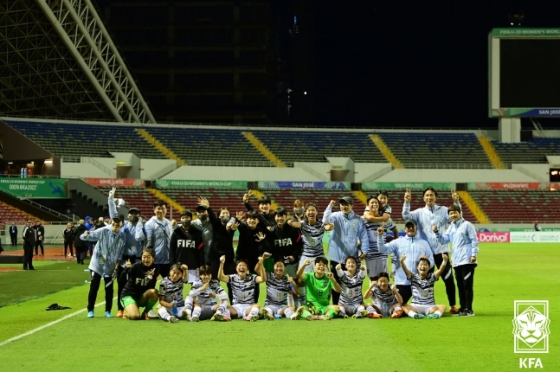 지난 11일 코스타리카에서 열린 FIFA U-20 여자월드컵 캐나다전 승리 후 기념촬영을 하고 있는 대한민국 U-20 여자대표팀. /사진=대한축구협회