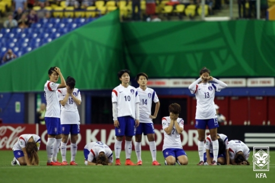 지난 2014년 FIFA U-20 월드컵 프랑스와의 8강전에서 패배한 뒤 아쉬워하고 있는 선수들. /사진=대한축구협회