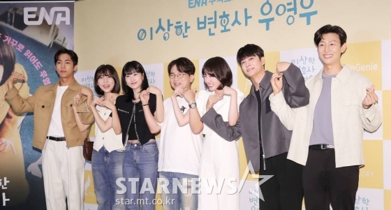유인식 감독(왼쪽 네번째), 배우 주종혁, 주현영, 하윤경, 박은빈, 강태오, 강기영이 18일 오후 서울 용산구 아이파크몰 CGV에서 열린 ENA 수목드라마 &#039;이상한 변호사 우영우&#039; 마지막회 단체 관람 행사에 참석해 포즈를 취하고 있다.  &#039;이상한 변호사 우영우&#039;는 천재적인 두뇌와 자폐스펙트럼을 동시에 가진 신입 변호사 우영우(박은빈 분)의 대형 로펌 생존기로, 현재 14회까지 최고 시청률 15.8%를 기록하며 뜨거운 인기를 모았다. 현재 시즌2 제작이 논의 중이다. 2022.08.18 /사진=김창현 기자 chmt@