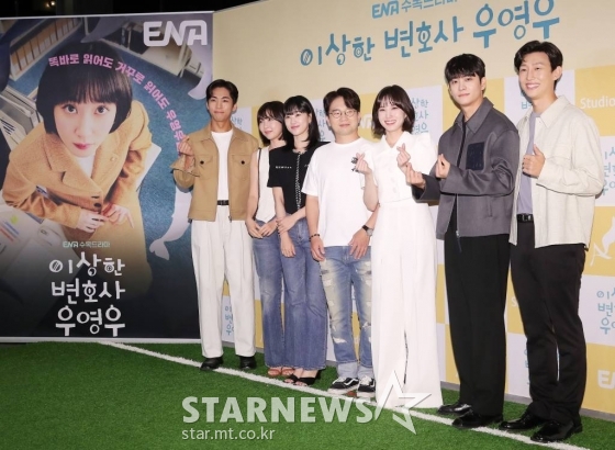 유인식 감독(왼쪽 네번째), 배우 주종혁, 주현영, 하윤경, 박은빈, 강태오, 강기영이 18일 오후 서울 용산구 아이파크몰 CGV에서 열린 ENA 수목드라마 &#039;이상한 변호사 우영우&#039; 마지막회 단체 관람 행사에 참석해 포즈를 취하고 있다.  &#039;이상한 변호사 우영우&#039;는 천재적인 두뇌와 자폐스펙트럼을 동시에 가진 신입 변호사 우영우(박은빈 분)의 대형 로펌 생존기로, 현재 14회까지 최고 시청률 15.8%를 기록하며 뜨거운 인기를 모았다. 현재 시즌2 제작이 논의 중이다. 2022.08.18 /사진=김창현 기자 chmt@