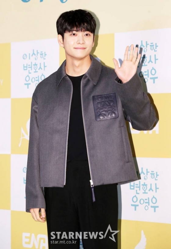 배우 강태오가 18일 오후 서울 용산구 아이파크몰 CGV에서 열린 ENA 수목드라마 &#039;이상한 변호사 우영우&#039; 마지막회 단체 관람 행사에 참석해 포즈를 취하고 있다.  &#039;이상한 변호사 우영우&#039;는 천재적인 두뇌와 자폐스펙트럼을 동시에 가진 신입 변호사 우영우(박은빈 분)의 대형 로펌 생존기로, 현재 14회까지 최고 시청률 15.8%를 기록하며 뜨거운 인기를 모았다. 현재 시즌2 제작이 논의 중이다. 2022.08.18 /사진=김창현 기자 chmt@