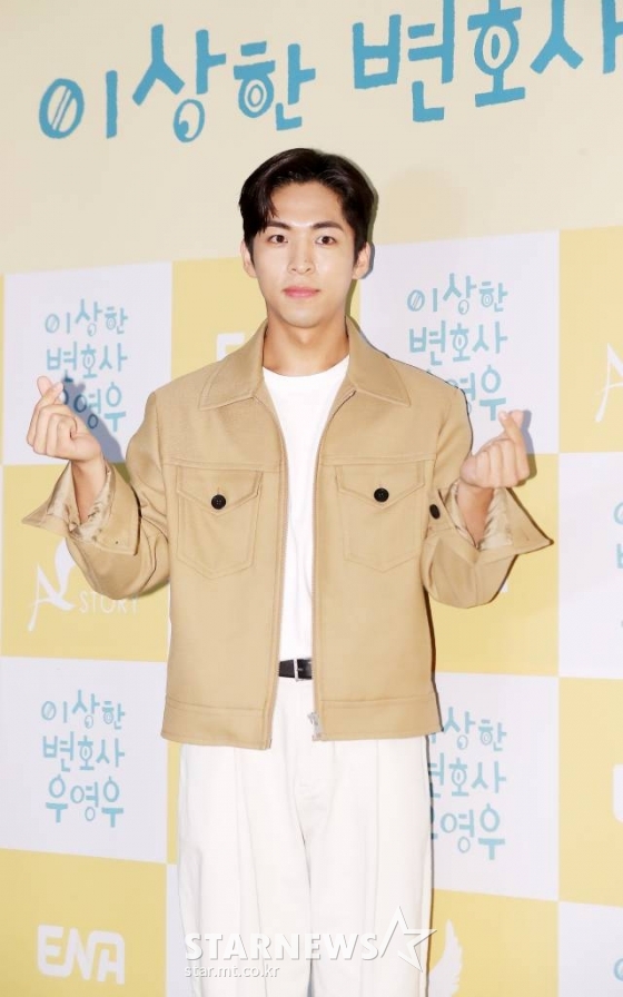 배우 주종혁이 18일 오후 서울 용산구 아이파크몰 CGV에서 열린 ENA 수목드라마 &#039;이상한 변호사 우영우&#039; 마지막회 단체 관람 행사에 참석해 포즈를 취하고 있다.  &#039;이상한 변호사 우영우&#039;는 천재적인 두뇌와 자폐스펙트럼을 동시에 가진 신입 변호사 우영우(박은빈 분)의 대형 로펌 생존기로, 현재 14회까지 최고 시청률 15.8%를 기록하며 뜨거운 인기를 모았다. 현재 시즌2 제작이 논의 중이다. 2022.08.18 /사진=김창현 기자 chmt@