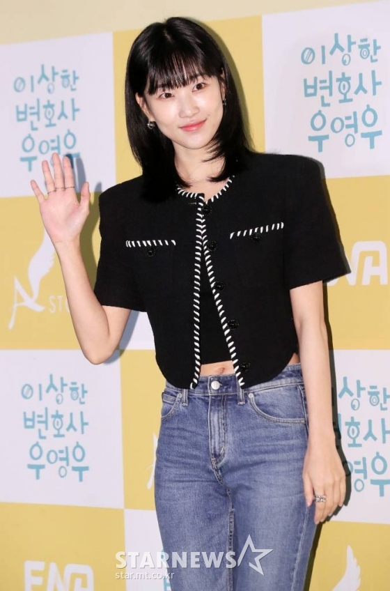 배우 하윤경이 18일 오후 서울 용산구 아이파크몰 CGV에서 열린 ENA 수목드라마 &#039;이상한 변호사 우영우&#039; 마지막회 단체 관람 행사에 참석해 포즈를 취하고 있다.  &#039;이상한 변호사 우영우&#039;는 천재적인 두뇌와 자폐스펙트럼을 동시에 가진 신입 변호사 우영우(박은빈 분)의 대형 로펌 생존기로, 현재 14회까지 최고 시청률 15.8%를 기록하며 뜨거운 인기를 모았다. 현재 시즌2 제작이 논의 중이다. 2022.08.18 /사진=김창현 기자 chmt@