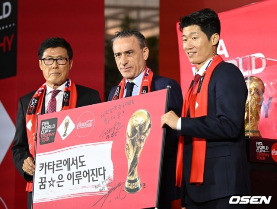 24일 오후 서울 여의도 더현대 서울에서 열린 'FIFA 월드컵 카타르 2022 트로피 투어' 행사에 참석한 한국 축구 레전드 차범근(왼쪽부터)과 대한민국 축구국가대표팀 파울루 벤투 감독, 박지성.