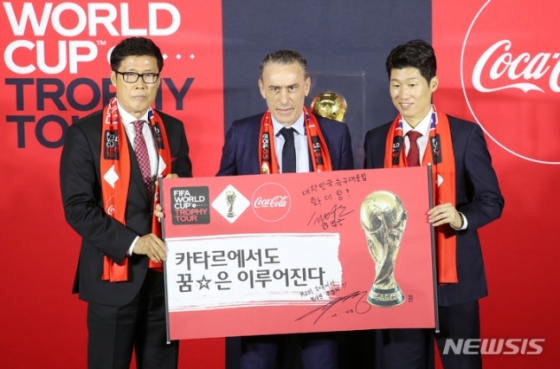 24일 오후 서울 영등포구 여의도 더현대 서울에서 열린 코카콜라와 함께하는 2022 FIFA 월드컵 트로피 투어 미디어 행사에서 차범근(왼쪽부터) 전 감독, 벤투 한국 축구대표팀 감독, 박지성 전 국가대표가 한국 축구대표팀 응원 깃발을 들어 보이고 있다. /사진=뉴시스