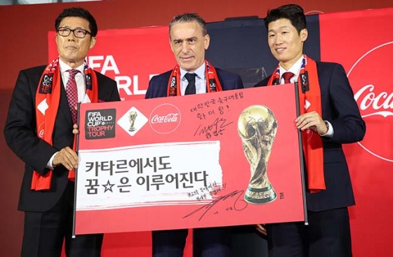 24일 더현대 서울에서 열린 FIFA 월드컵 트로피 투어 행사에 참석한 차범근(왼쪽부터) 전 대표팀 감독과 파울루 벤투 축구대표팀 감독, 박지성 전북현대 어드바이저. /사진=함샤우트두들