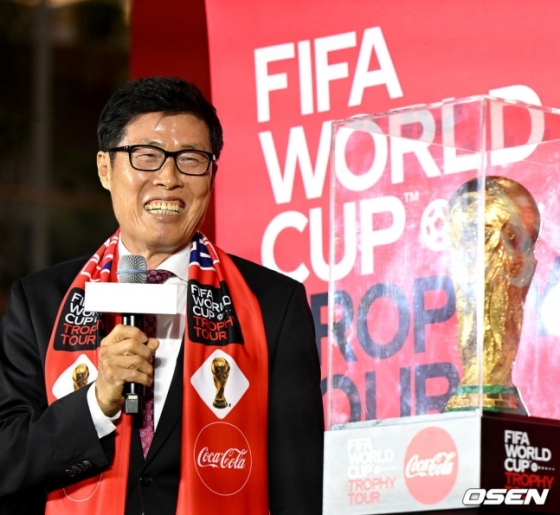 한국 축구 레전드 차범근 전 대표팀 감독이 24일 더현대 서울에서 열린 FIFA 월드컵 카타르 2022 트로피 투어 행사에 참석해 사회자의 질문에 답하며 미소짓고 있다.