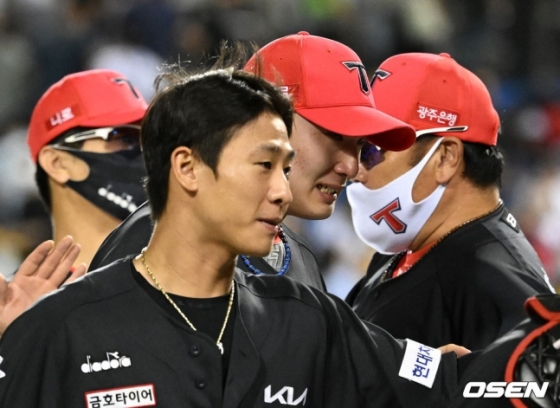 KIA 정해영(왼쪽에서 3번째)이 25일 서울특별시 송파구 잠실야구장에서 열린 LG와 2022 KBO리그 정규시즌 원정경기에서 1-0으로 승리한 후 선수단과 인사를 나누고 있다.