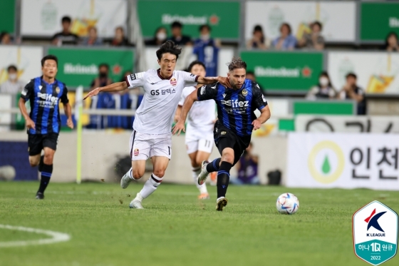 FC서울 김진야(왼쪽)와 인천유나이티드 아길라르가 27일 인천축구전용경기장에서 열린 경기에서 치열한 볼 경합을 펼치고 있다. /사진=한국프로축구연맹