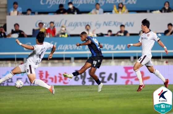 인천유나이티드 에르난데스가 27일 인천축구전용경기장에서 열린 FC서울전에서 전반 26분 선제골을 터뜨리는 순간. /사진=한국프로축구연맹