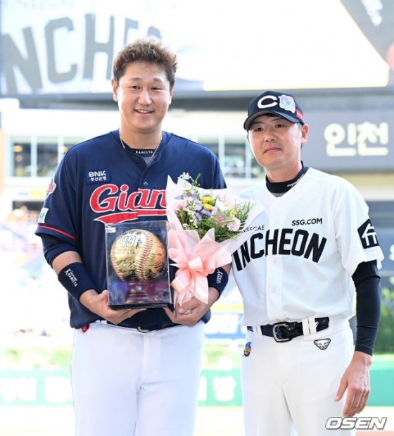 롯데 이대호가 28일 은퇴투어에서 SSG 김원형 감독(오른쪽)에게 문학 첫 홈런 기념구를 받고 포즈를 취하고 있다.