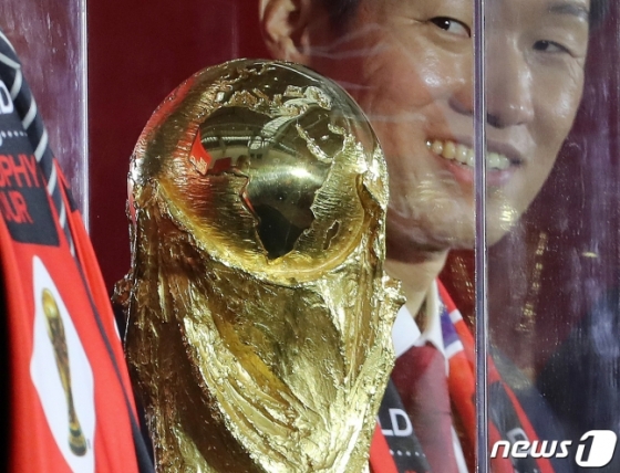 오리지널 FIFA 월드컵 트로피와 박지성(오른쪽). /사진=뉴스1