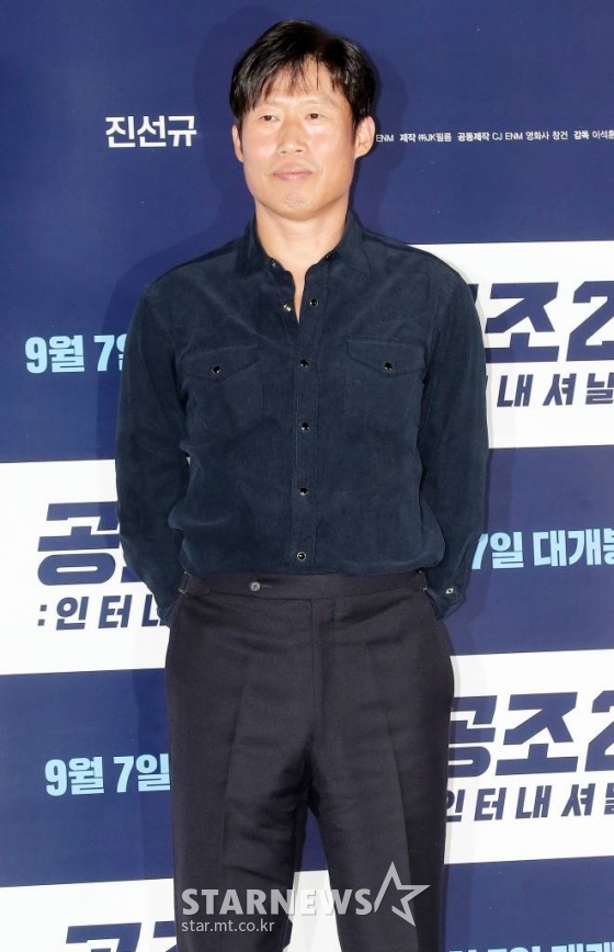 배우 유해진이 30일 오후 서울 용산구 아이파크몰 CGV에서 열린 영화 &#039;공조2: 인터내셔날&#039; 언론시사회 및 기자간담회에 참석해 포즈를 취하고 있다.  &#039;공조2: 인터내셔날&#039;은 글로벌 범죄 조직을 잡기 위해 다시 만난 북한 형사 &#039;림철령&#039;(현빈 분)과 남한 형사 &#039;강진태&#039;(유해진 분), 여기에 뉴페이스 해외파 FBI &#039;잭&#039;(다니엘 헤니 분)까지, 각자의 목적으로 뭉친 형사들의 예측불허 삼각 공조 수사를 그린 영화다. 2022.08.30 /사진=김창현 기자 chmt@