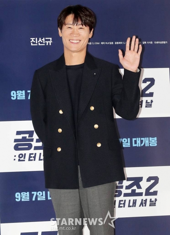 배우 진선규가 30일 오후 서울 용산구 아이파크몰 CGV에서 열린 영화 &#039;공조2: 인터내셔날&#039; 언론시사회 및 기자간담회에 참석해 포즈를 취하고 있다.  &#039;공조2: 인터내셔날&#039;은 글로벌 범죄 조직을 잡기 위해 다시 만난 북한 형사 &#039;림철령&#039;(현빈 분)과 남한 형사 &#039;강진태&#039;(유해진 분), 여기에 뉴페이스 해외파 FBI &#039;잭&#039;(다니엘 헤니 분)까지, 각자의 목적으로 뭉친 형사들의 예측불허 삼각 공조 수사를 그린 영화다. 2022.08.30 /사진=김창현 기자 chmt@