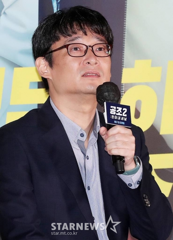 이석훈 감독이 30일 오후 서울 용산구 아이파크몰 CGV에서 열린 영화 &#039;공조2: 인터내셔날&#039; 언론시사회 및 기자간담회에 참석해 인사말을 하고 있다.  &#039;공조2: 인터내셔날&#039;은 글로벌 범죄 조직을 잡기 위해 다시 만난 북한 형사 &#039;림철령&#039;(현빈 분)과 남한 형사 &#039;강진태&#039;(유해진 분), 여기에 뉴페이스 해외파 FBI &#039;잭&#039;(다니엘 헤니 분)까지, 각자의 목적으로 뭉친 형사들의 예측불허 삼각 공조 수사를 그린 영화다. 2022.08.30 /사진=김창현 기자 chmt@