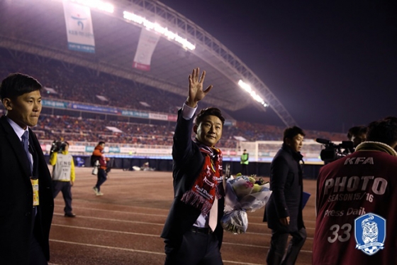 지난 2016년 안산 와~스타디움에서 진행된 축구 국가대표 은퇴식에서 이천수(가운데)가 관중들에게 손을 흔들어 인사하고 있다. /사진=대한축구협회