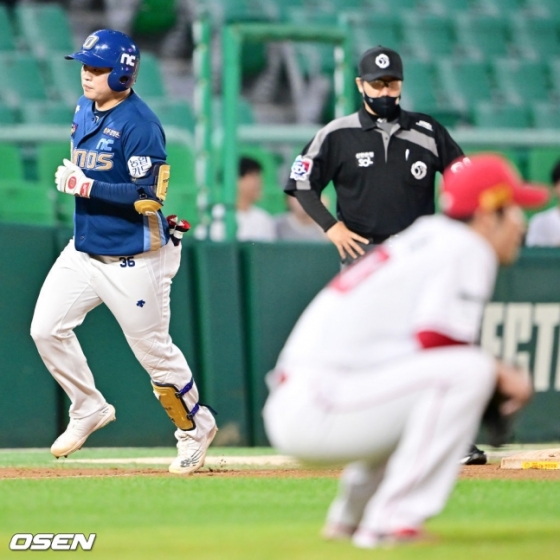 SSG 박종훈(오른쪽)이 1일 인천 NC전에서 4회초 권희동에게 3점 홈런을 맞고 주저앉아있다. 