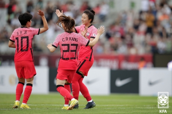 대한민국 여자 축구 국가대표팀 최유리(오른쪽)가 3일 화성종합경기타운에서 열린 자메이카전에서 골을 넣은 뒤 지소연(왼쪽)과 강채림의 축하를 받고 있다. /사진=대한축구협회