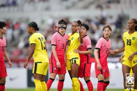 대한민국 여자축구 대표팀 수비수 홍혜지(3번) 등 선수들이 자메이카 선수들과 자리 다툼을 벌이고 있다. /사진=대한축구협회