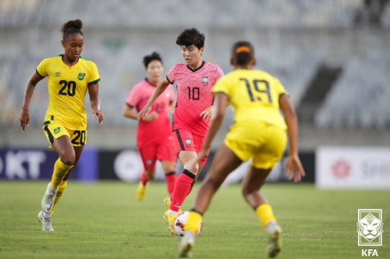 대한민국 축구대표팀 지소연이 3일 화성종합경기타운에서 열린 자메이카와의 평가전에서 드리블 돌파를 시도하고 있다. /사진=대한축구협회