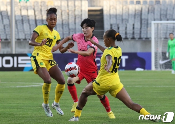 3일 화성종합경기타운 주경기장에서 열린 대한민국 여자축구 대표팀 친선전 대한민국과 자메이카의 경기에서 지소연이 돌파를 하고 있다. /사진-뉴스1