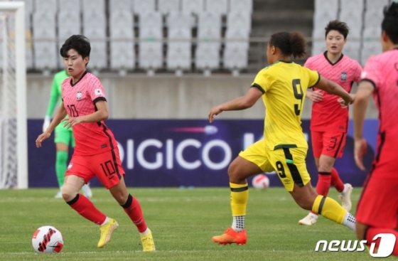 3일 화성종합경기타운 주경기장에서 열린 대한민국 여자축구 대표팀 친선전 대한민국과 자메이카의 경기에서 지소연이 돌파를 하고 있다. /사진-뉴스1