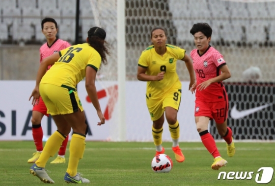 3일 화성종합경기타운 주경기장에서 열린 대한민국 여자축구 대표팀 친선전 대한민국과 자메이카의 경기에서 지소연이 돌파를 하고 있다. /사진-뉴스1