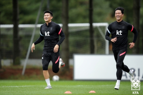축구대표팀 훈련 중인 김민재(왼쪽)와 김영권. /사진=대한축구협회