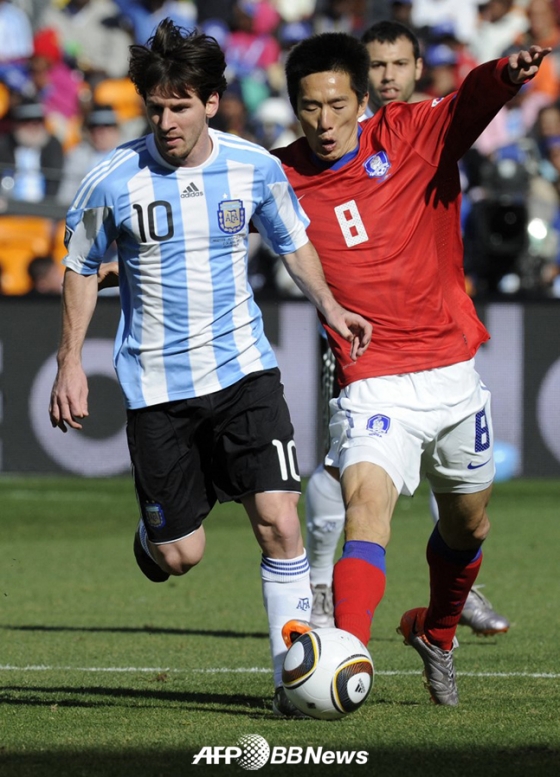 2010년 남아공 월드컵 아르헨티나전에서 리오넬 메시의 공을 빼앗고 있는 김정우(오른쪽). /AFPBBNews=뉴스1