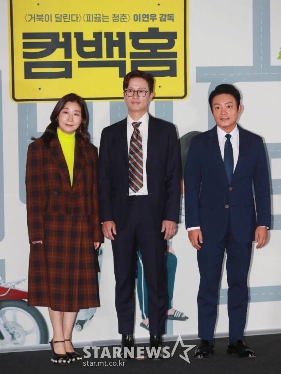 배우 라미란, 송새벽, 이범수가 15일 오후 서울 CGV용산아이파크몰에서 진행된 영화 &#039;컴백홈&#039;(감독 이연우) 언론시사회에 참석해 포즈를 취하고 있다.  모든 것을 잃고 15년 만에 고향으로 내려오게 된 무명 개그맨 기세(송새벽 분)가 거대 조직의 보스가 되면서 벌어지는 이야기 &#039;컴백홈&#039;은 10월 5일 개봉예정이다. /2022.09.15 /사진=이동훈 기자 photoguy@