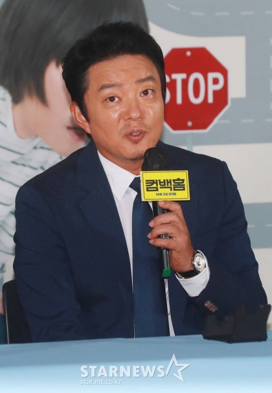 배우 이범수가 15일 오후 서울 CGV용산아이파크몰에서 진행된 영화 &#039;컴백홈&#039;(감독 이연우) 언론시사회에 참석해 질문에 답하고 있다.  모든 것을 잃고 15년 만에 고향으로 내려오게 된 무명 개그맨 기세(송새벽 분)가 거대 조직의 보스가 되면서 벌어지는 이야기 &#039;컴백홈&#039;은 10월 5일 개봉예정이다. /2022.09.15 /사진=이동훈 기자 photoguy@
