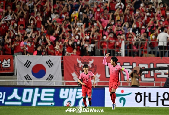 손흥민이 지난 6월 수원월드컵경기장에서 열린 파라과이전에서 득점에 성공한 뒤 팬들과 기뻐하고 있다. /AFPBBNews=뉴스1