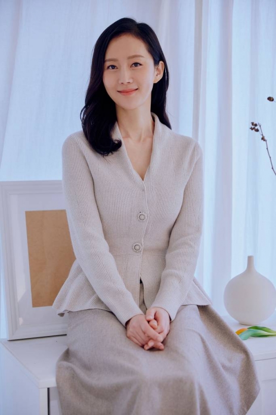 영화 &#039;인생은 아름다워&#039;(감독 최국희)의 주연배우 염정아가 21일 오전 진행된 인터뷰를 위해 포즈를 취하고 있다. /사진제공=롯데엔터테인먼트 2022.09.21 /사진=이동훈 기자 photoguy@