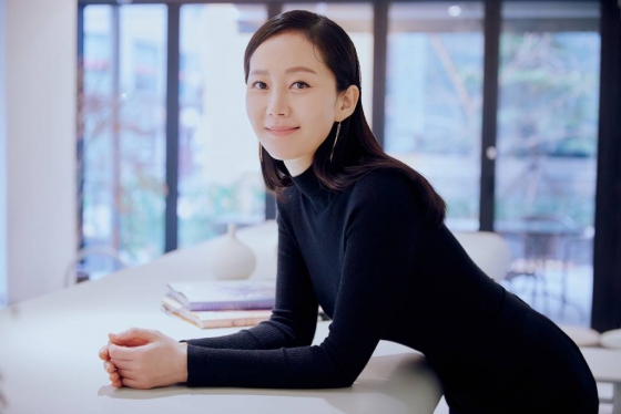영화 &#039;인생은 아름다워&#039;(감독 최국희)의 주연배우 염정아가 21일 오전 진행된 인터뷰를 위해 포즈를 취하고 있다. /사진제공=롯데엔터테인먼트 2022.09.21 /사진=이동훈 기자 photoguy@