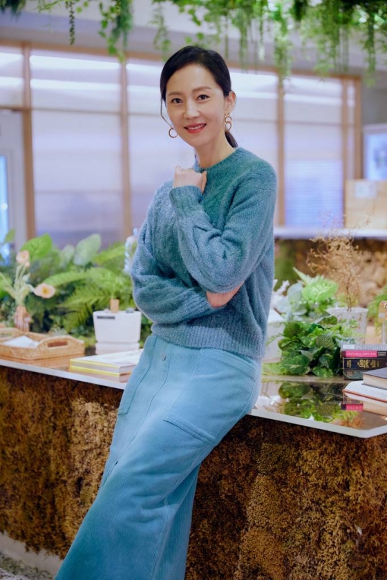 영화 &#039;인생은 아름다워&#039;(감독 최국희)의 주연배우 염정아가 21일 오전 진행된 인터뷰를 위해 포즈를 취하고 있다. /사진제공=롯데엔터테인먼트 2022.09.21 /사진=이동훈 기자 photoguy@